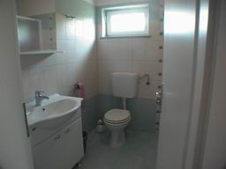 Island Cres Apartment Stivan bathroom